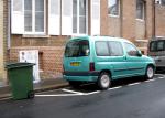 Citroen Berlingo et poubelle verts